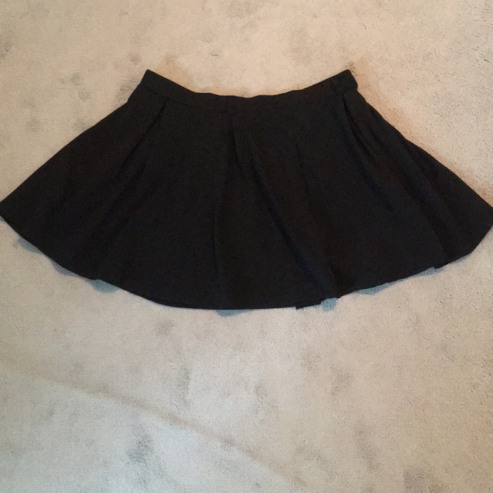 Black, flowing and cute mid rise skirt